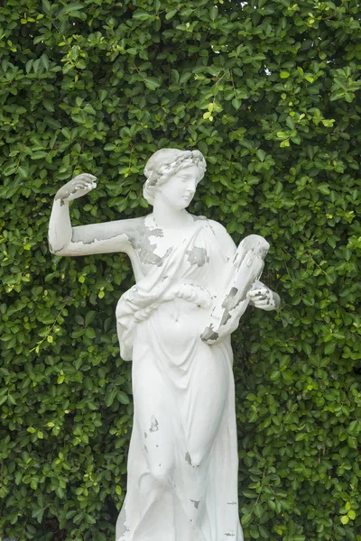 Standbeeld Van Een Mooie Vrouw Het Park — Stockfoto
