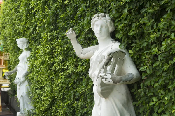 Statua Una Bella Donna Nel Parco — Foto Stock