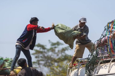1 Kasım 2015 - Laos, Pak Se, Laos 'ta tipik bir yerel otobüs.