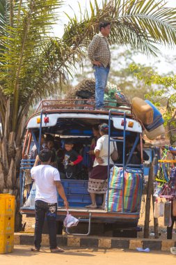 1 Kasım 2015 - Laos, Pak Se, Laos 'ta tipik bir yerel otobüs.