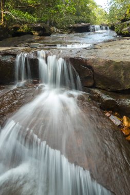 Güzel şelale sonbahar orman, derin orman şelale, Kanchanaburi Eyaleti, Tayland