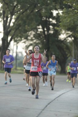 Nakhonnayok, Tayland-Kasım 1: tanımlanamayan runner vardır katılan Nakhonnayok 2015 maraton röle ileri eğlenceli 1 Kasım 2015 Nakhonnayok, Tayland çalıştırmak