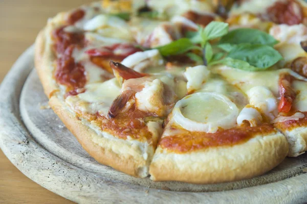 Pizza Mořských Plodů Dřevěném Stole — Stock fotografie