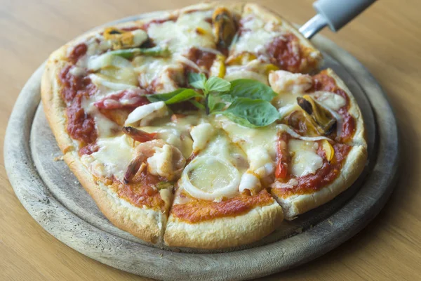 Pizza Mořských Plodů Dřevěném Stole — Stock fotografie