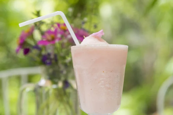 Mischung Aus Den Hellen Erfrischenden Cocktails Limette Und Erdbeere Daiquiri — Stockfoto