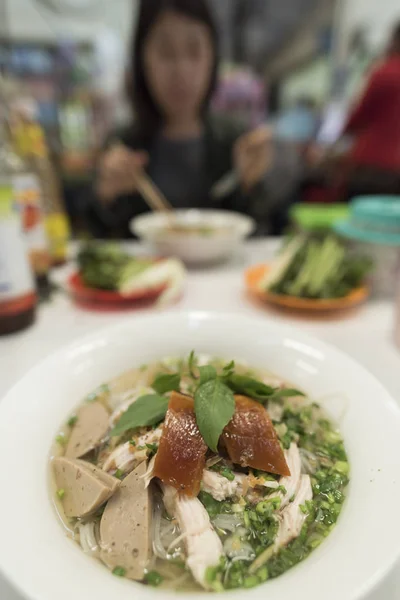 Zubereitung Vietnamesischer Reisnudeln Mit Rindfleisch Und Anderen Materialien — Stockfoto