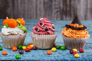 Renkli süslemeleri ile Halloween cupcakes