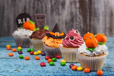 Renkli süslemeleri ile Halloween cupcakes