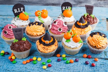 Renkli süslemeleri ile Halloween cupcakes