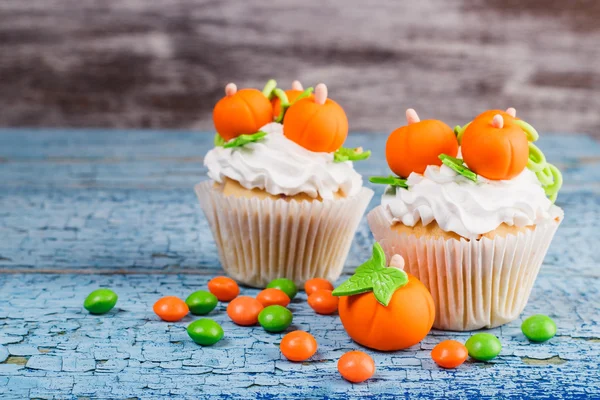 Magdalena de Halloween con decoraciones de colores — Foto de Stock