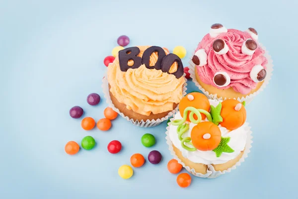 Renkli süslemeleri ile Halloween cupcakes