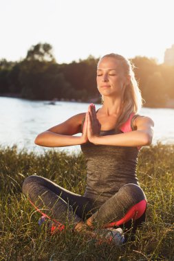 Genç kadın yoga egzersizleri yapar