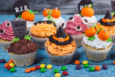 Renkli süslemeleri ile Halloween cupcakes
