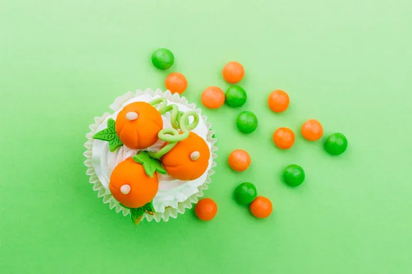 Cupcake d'Halloween avec des décorations colorées — Photo