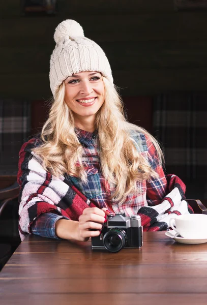 Joven mujer atractiva se sienta en el café — Foto de Stock