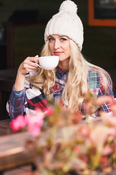 Junge attraktive Frau mit einer Tasse Kaffee — Stockfoto