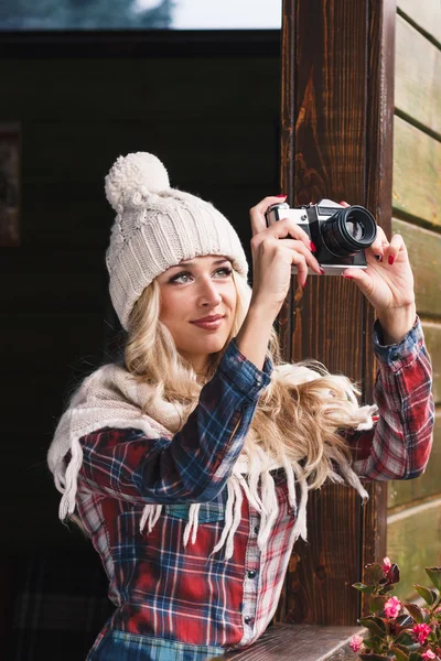 Junge attraktive Frau hält alte Kamera — Stockfoto