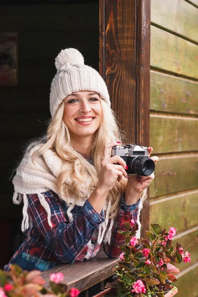 Junge attraktive Frau hält alte Kamera — Stockfoto