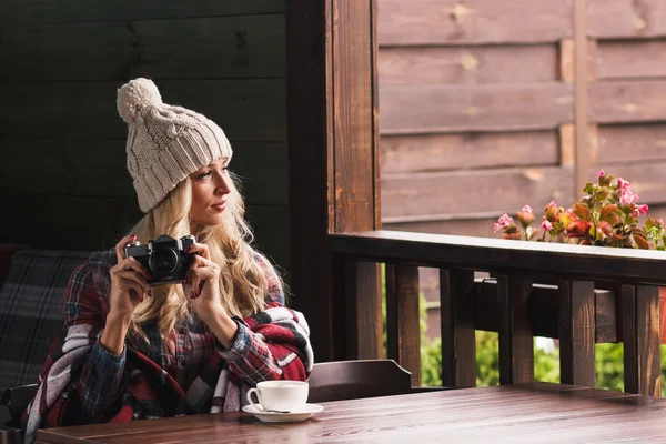 Junge attraktive Frau im Café mit Kamera — Stockfoto