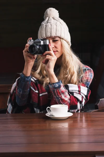 Junge attraktive Frau im Café mit Kamera — Stockfoto