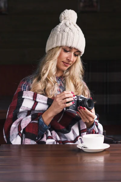 Junge attraktive Frau im Café mit Kamera — Stockfoto
