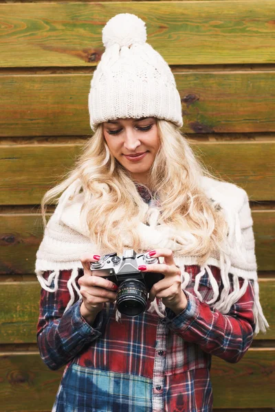 Молодая привлекательная женщина в кафе с камерой — стоковое фото