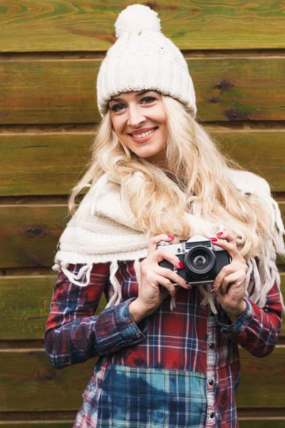 Junge attraktive Frau im Café mit Kamera — Stockfoto