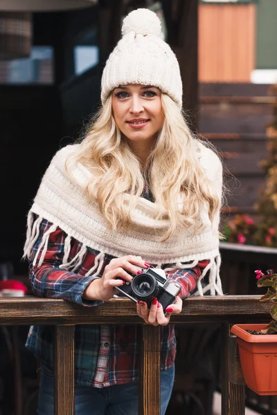 Joven mujer atractiva en el café con cámara — Foto de Stock