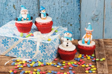 Eski ahşap arka plan ile cupcakes