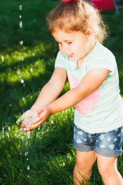 Küçük kız ellerini yıkar