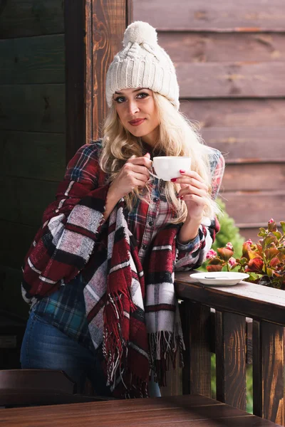 Mujer atractiva joven en el café — Foto de Stock