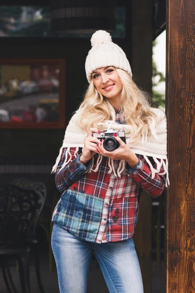 Junge attraktive Frau im Café mit alter Kamera — Stockfoto