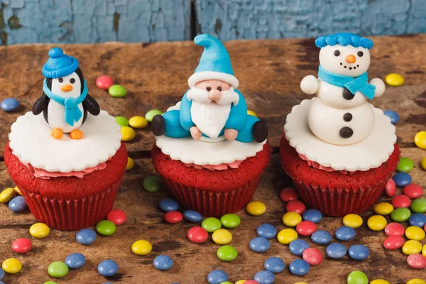 Pastelitos de Navidad con decoraciones de colores — Foto de Stock