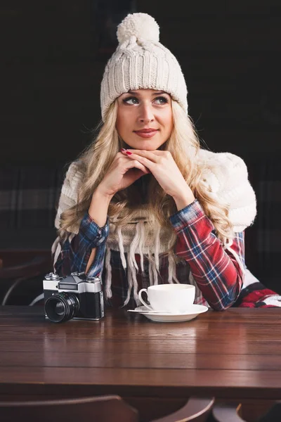 Junge attraktive Frau im Café mit Kamera — Stockfoto