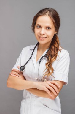 Kadın doktor stetoskop ile üniformalı