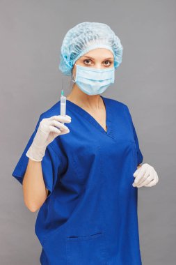 Bir şırınga ile üniformalı kadın doktor