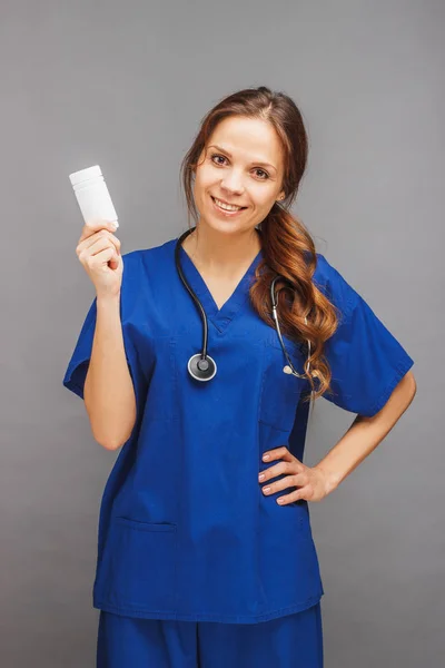 Женщина-врач в форме со стетоскопом — стоковое фото