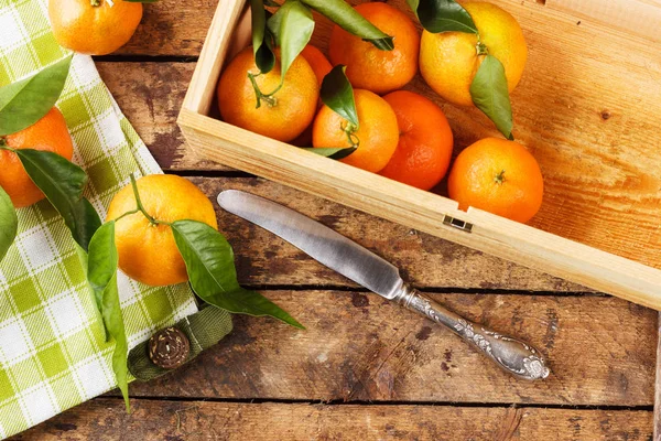 Oranje mandarijnen op de houten planken — Stockfoto
