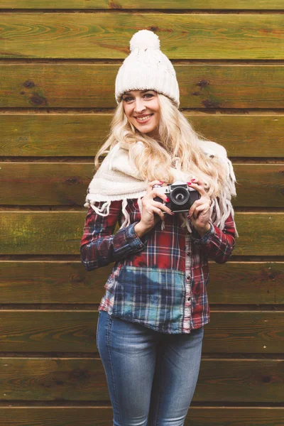 Молодая привлекательная женщина в кафе со старой камерой — стоковое фото