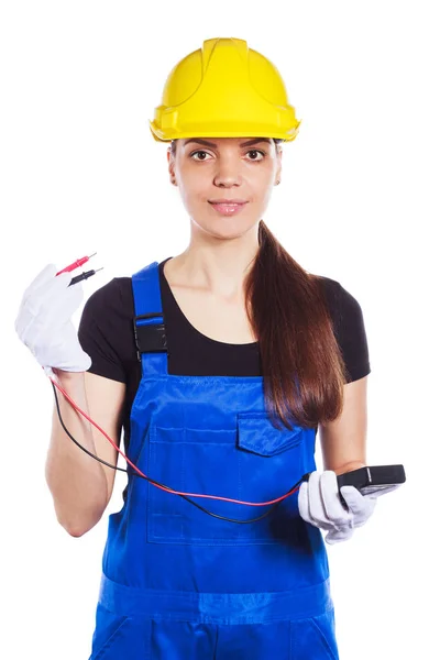 Женщина-строитель в форме держит мультитестер — стоковое фото
