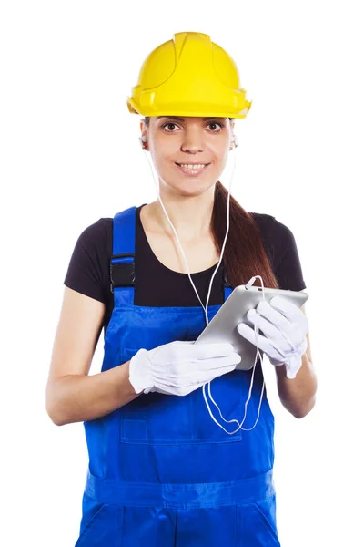 Mujer constructora en el uniforme sostiene una tableta —  Fotos de Stock