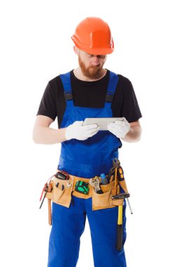 Elinde bir tablet ile üniforması giyen adam Oluşturucu