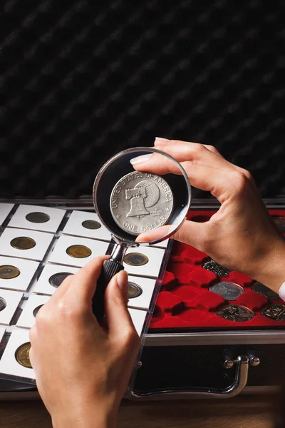 Parayı bir büyüteç aracılığıyla kadın bakar