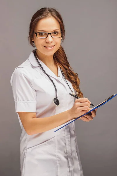 Kadın doktor stetoskop ile üniformalı — Stok fotoğraf