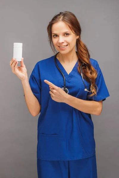Жінка-лікар в уніформі зі стетоскопом — стокове фото