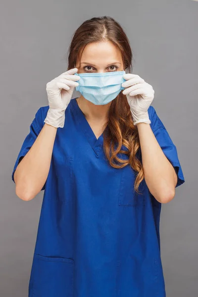 Kadın doktor maskesi üniformalı — Stok fotoğraf