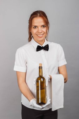 Kadın garson bir şişe şarap ile