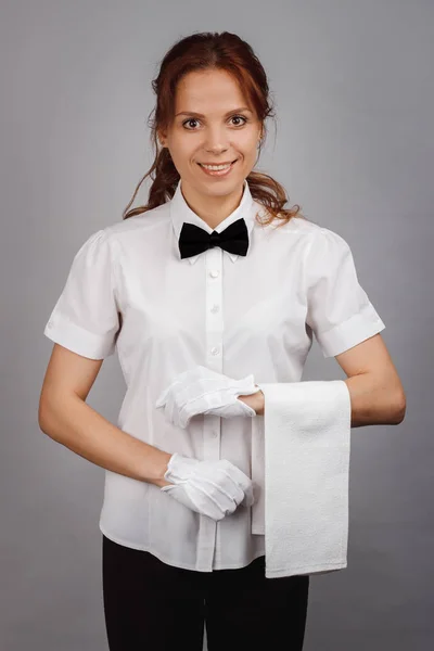 Attraktiv kvinna servitrisen med en handduk på armen — Stockfoto