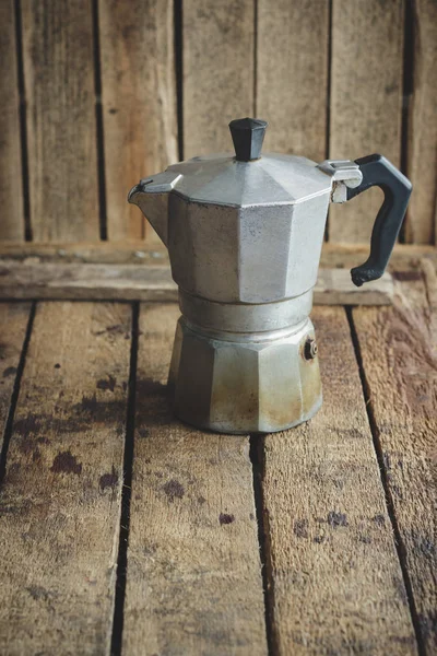 Cafeteira de metal na mesa de madeira — Fotografia de Stock