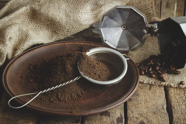 Жареный кофе в зернах и молотый кофе в тарелке — стоковое фото